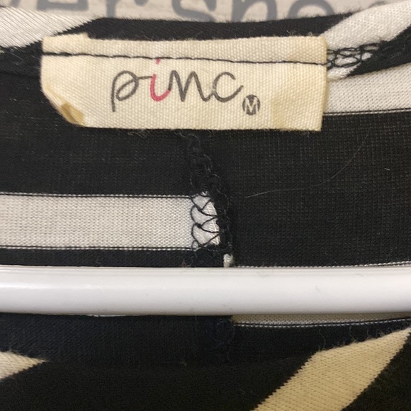 The dress is in great condition no rips. - Picture 3 of 4